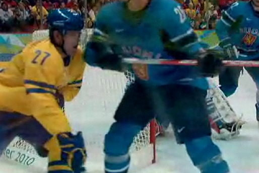 Nån sekund senare ligger Hörnqvist groggy på isen. 