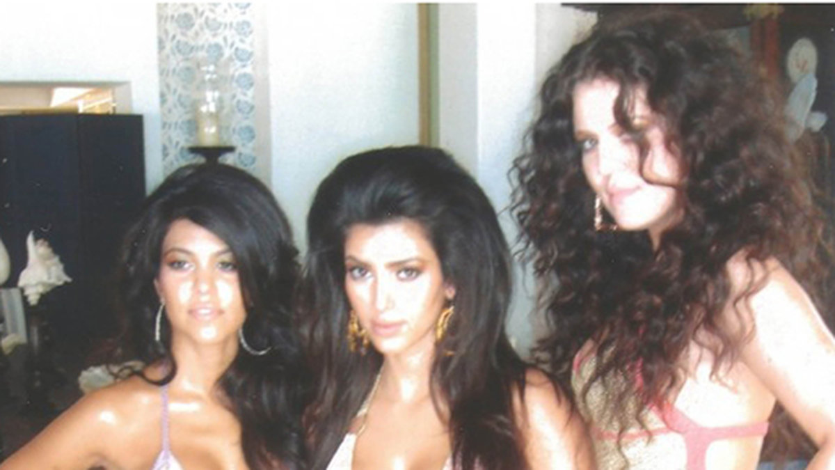 Khloe Kardashian twittrar en bild från den första fotograferingen hon gjorde med sina systrar. Tankar om Kims stora hår? 
