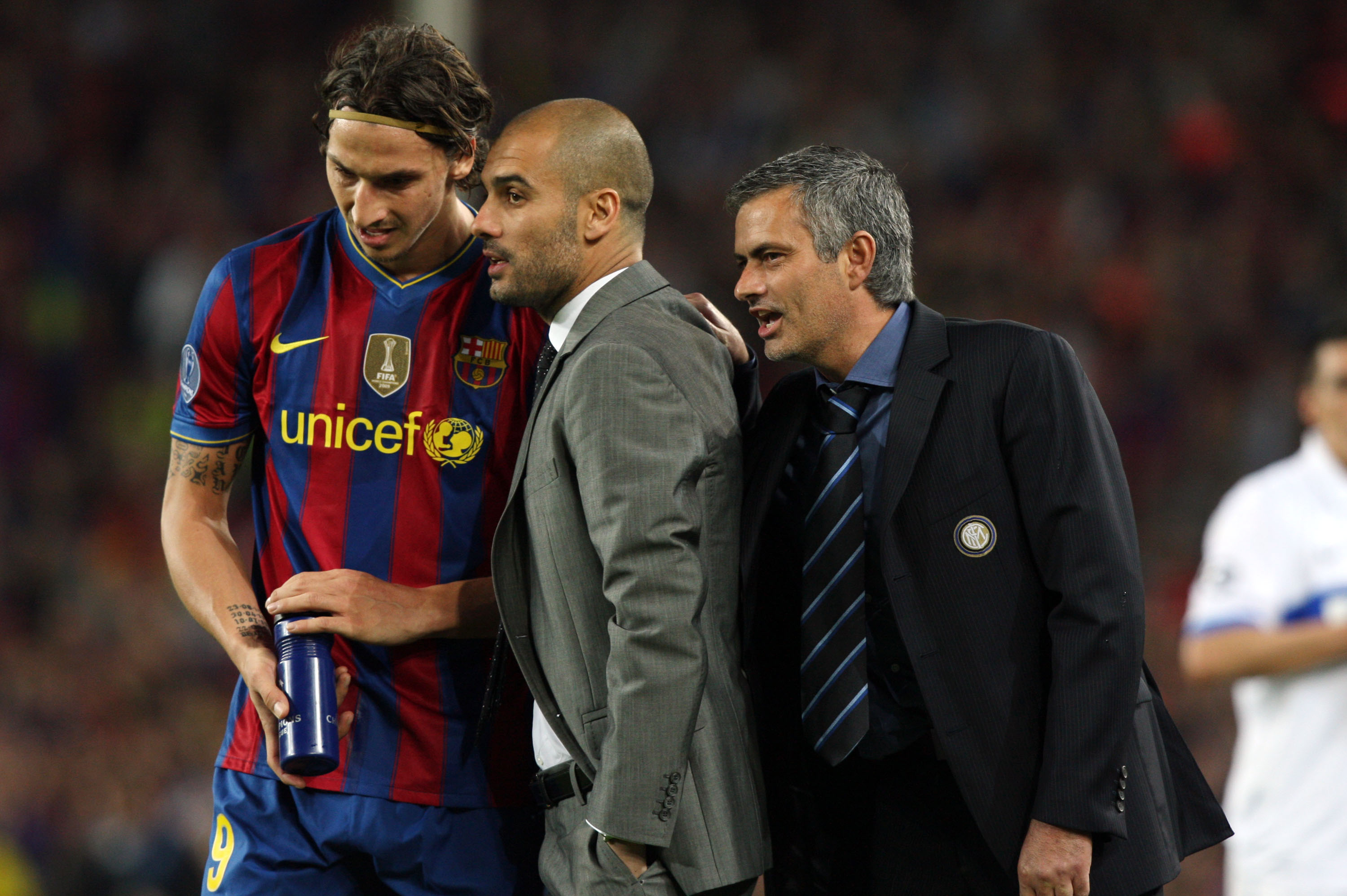 En klassisk bild. Zlatan får instruktioner av Pep Guardiola, hans gamla tränare Jose Mourinho står och tjuvlyssnar. En klassisk bild. Zlatan får instruktioner av Pep Guardiola, hans gamla tränare Jose Mourinho står och tjuvlyssnar.