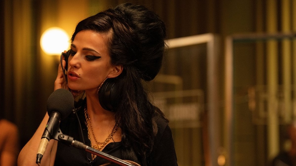 Marisa Abela i rollen som Amy Winehouse i filmen 'Back to black'. Pressbild.