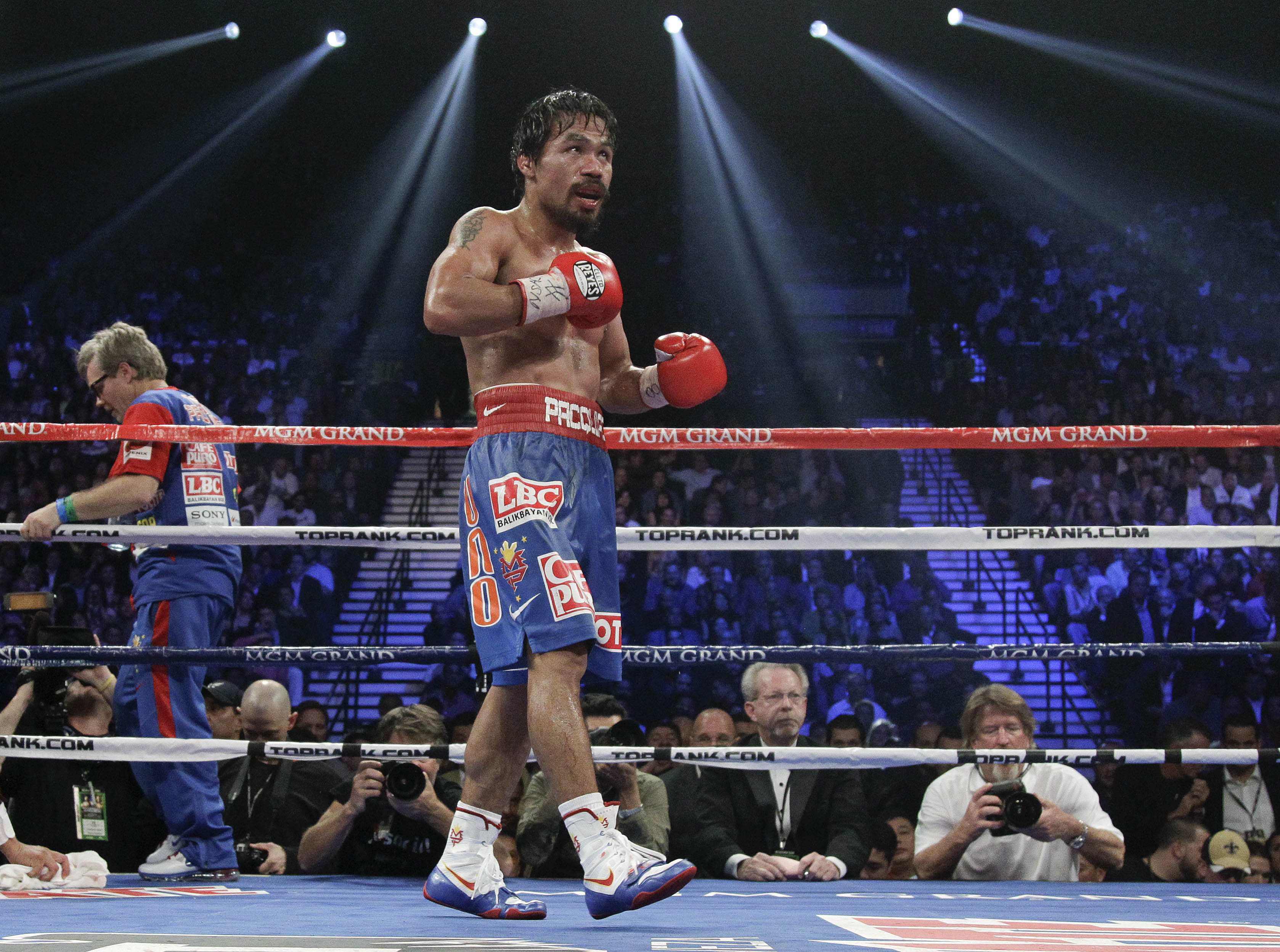 När Pacquiao gick in för elfte ronden var det fortfarande osäkert vem som skulle ta hem vinsten. När Pacquiao gick in för elfte ronden var det fortfarande osäkert vem som skulle ta hem vinsten.