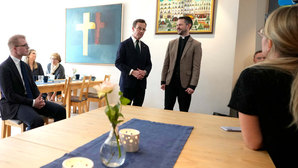 Statsminister Ulf Kristersson tillsammans med kyrkoherde Fredrik Ollila inne på Svenska kyrkan i Bryssel.