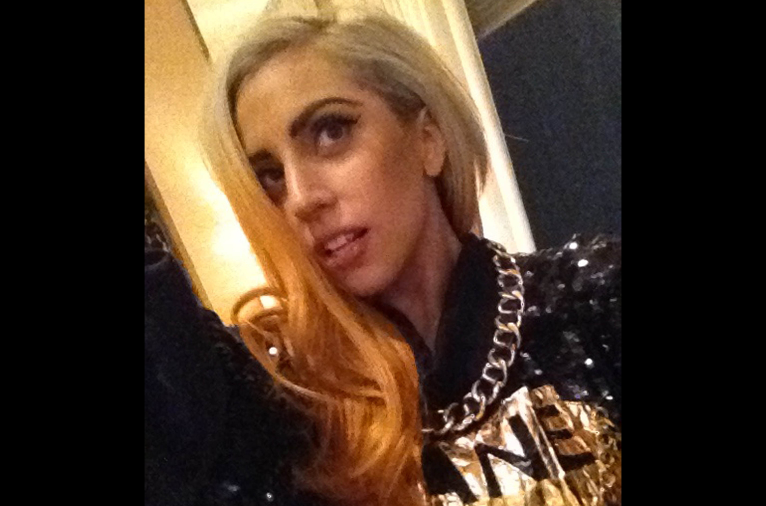 Trots att en sökning på hennes namn genererar miljoner bilder på henne tar Lady Gaga gärna kort på sig själv med sin sunkiga mobilkamera.