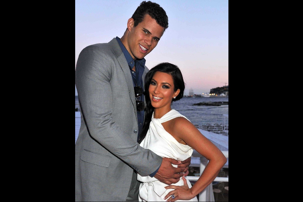 Kim Kardashian gifte sig med basketstjärnan Kris Humphries i realityserien “Keeping up with the Kardashians”, men äktenskapet blev ett av kändsvärldens kortaste. Efter bara 72 dagar tillsammans gick Kim och Kris skilda vägar. Kim Kardashian gifte sig med basketstjärnan Kris Humphries i realityserien “Keeping up with the Kardashians”, men äktenskapet blev ett av kändsvärldens kortaste. Efter bara 72 dagar tillsammans gick Kim och Kris skilda vägar.