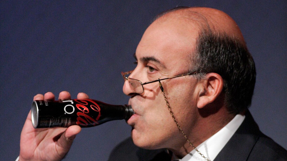 Coca-Colas VD dricker läsk. 