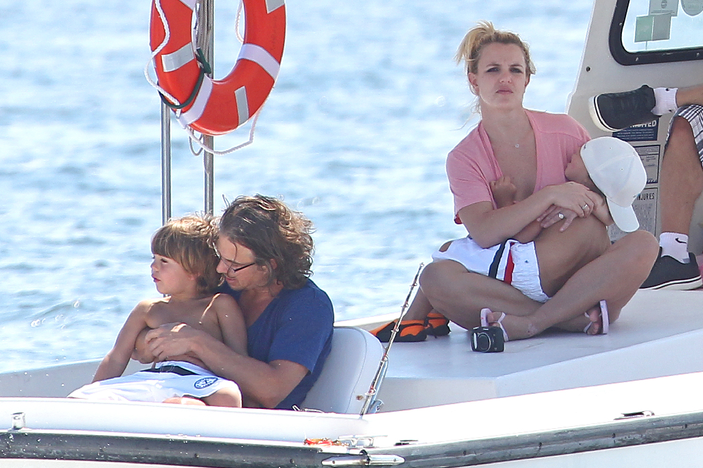 Britney tog med sig sönerna Jayden och Sean på en solig båttur. Med sig hade hon pojkvännen Jason Trawick. Britney ser ut att njuta av solskenet.
