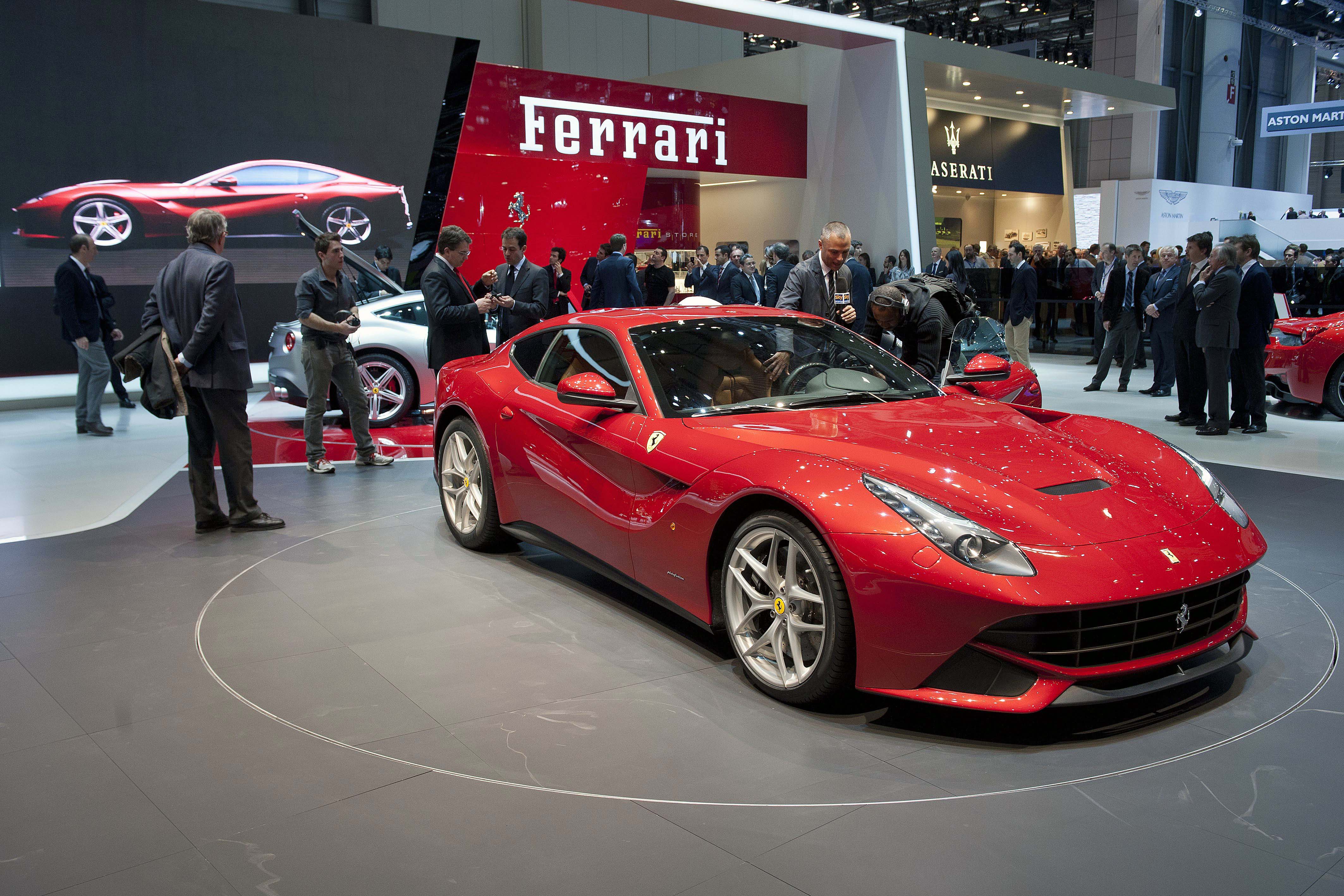 15. Ferrari F12 Berlinetta. Topphastighet: 340 km/h, 0-100 på 3,1 sekunder. 15. Ferrari F12 Berlinetta. Topphastighet: 340 km/h, 0-100 på 3,1 sekunder.