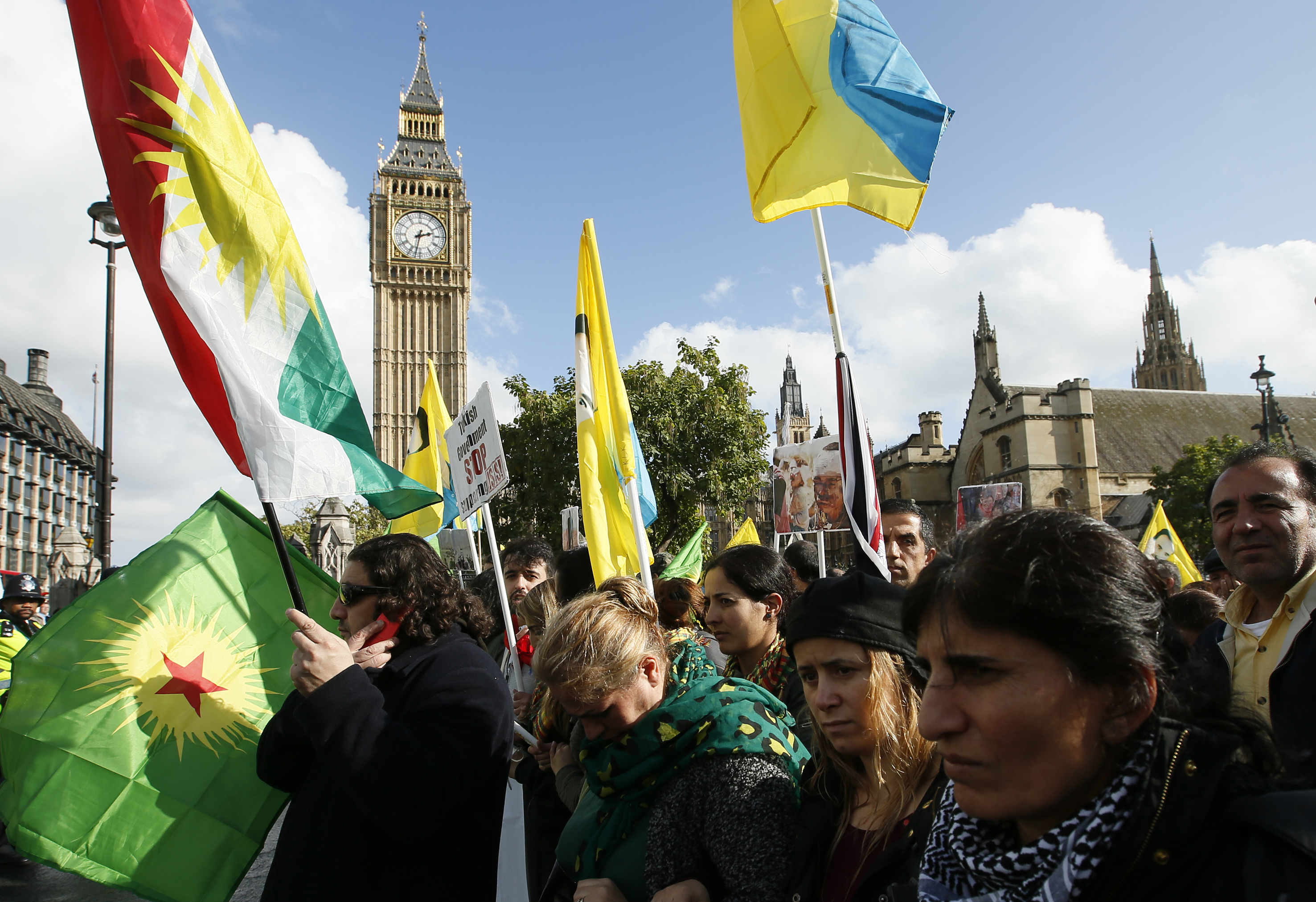 Demonstranter framför Westminister Abbey i London. Demonstranter framför Westminister Abbey i London.