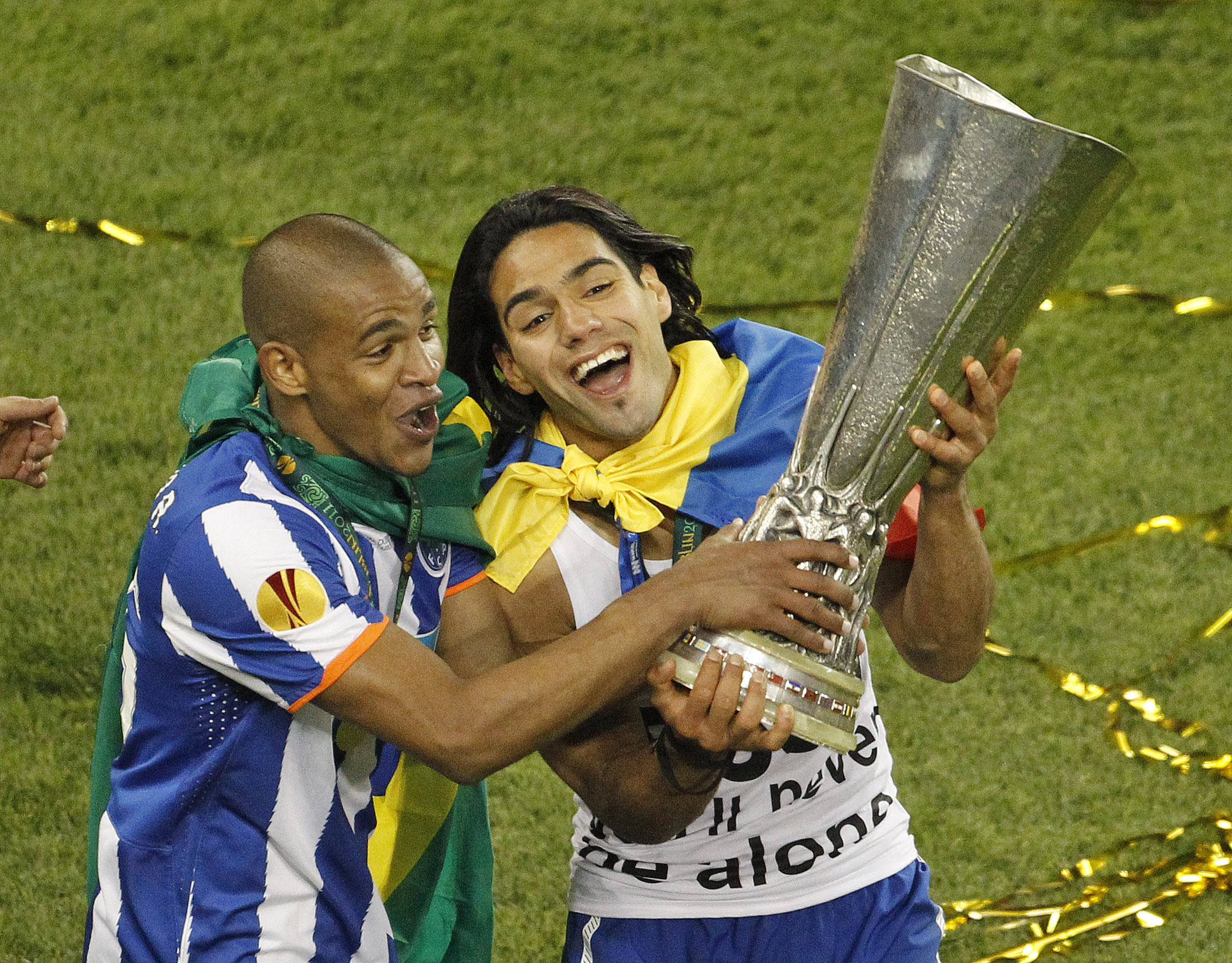 Europa Leagues skyttekung Falcao med sin nya kompis bucklan i famnen. Europa Leagues skyttekung Falcao med sin nya kompis bucklan i famnen.