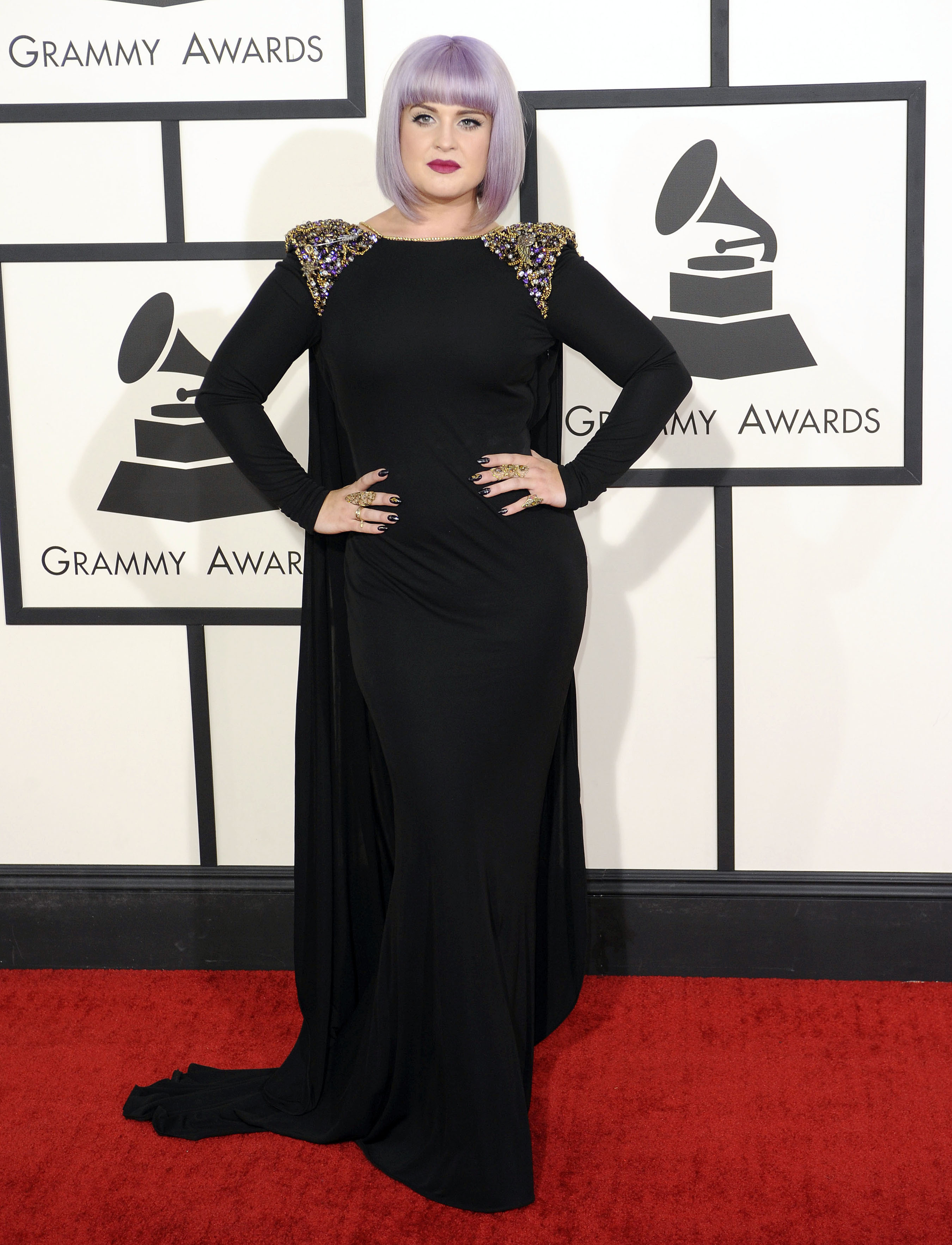 Kelly Osbourne slog till på svart med markerade och detaljerade axlar. Kelly Osbourne slog till på svart med markerade och detaljerade axlar.