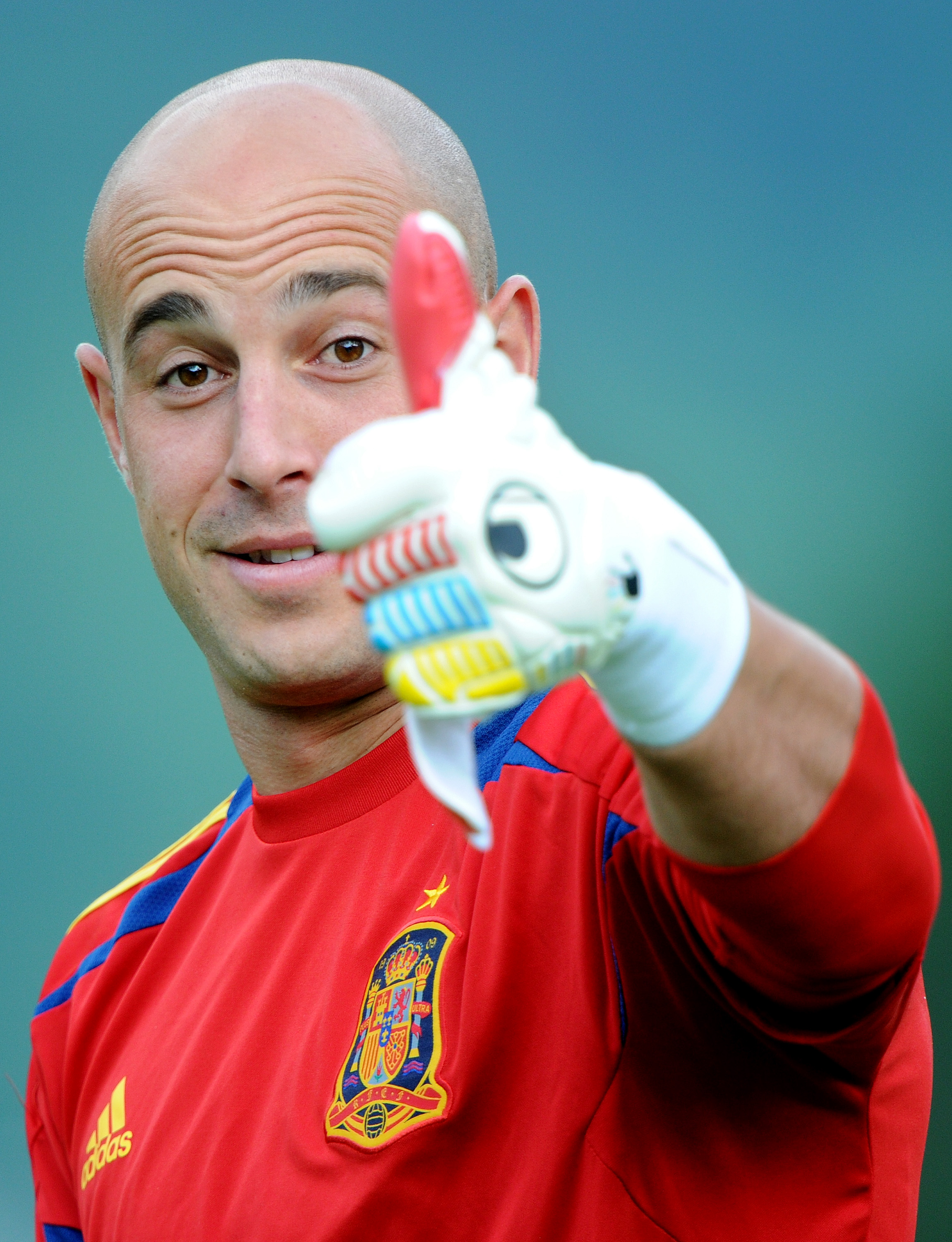 Pepe Reina ger tummen upp till Torres.