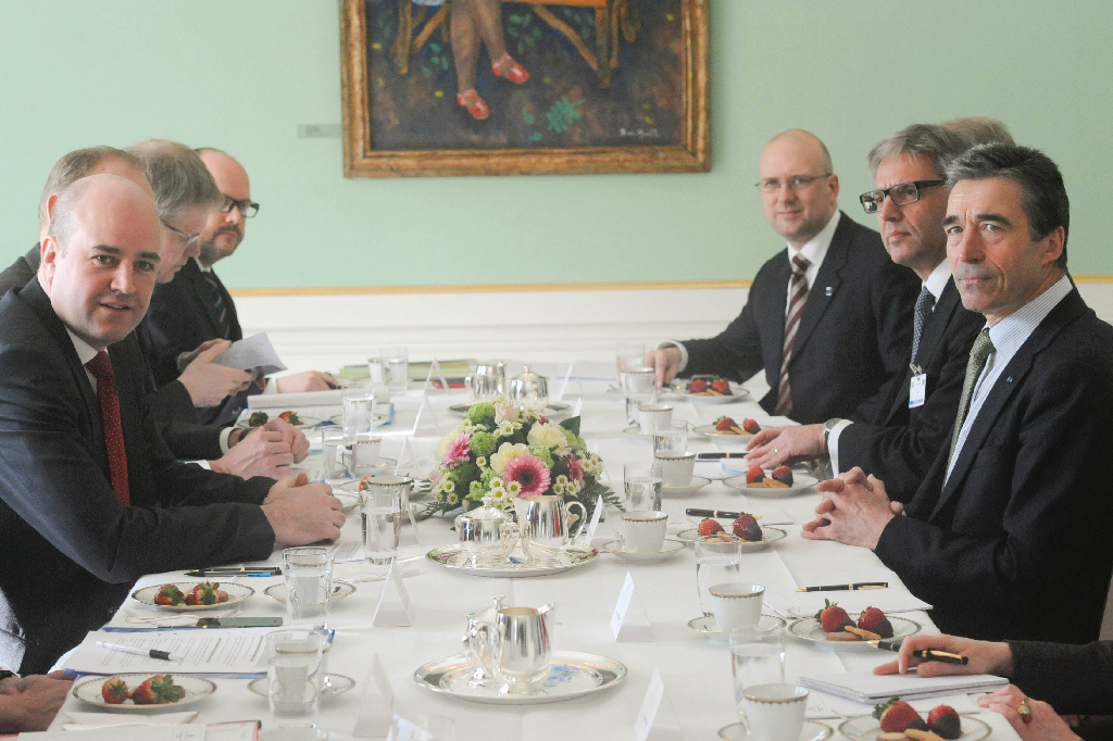 Reinfeldt till vänster och Natos Anders Fogh Rasmussen till höger, i mars på Sagerska palatset i fjol.