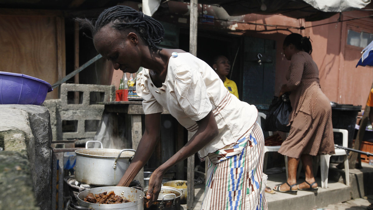 En kvinna tillagar soppa att sälja i Lagos Nigeria. Västafrika kämpar med att försöka stoppa spridningen av ebola.
