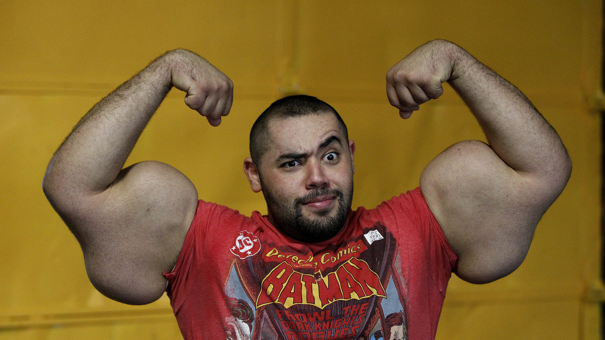 Moustafa Ismael har världens största biceps.