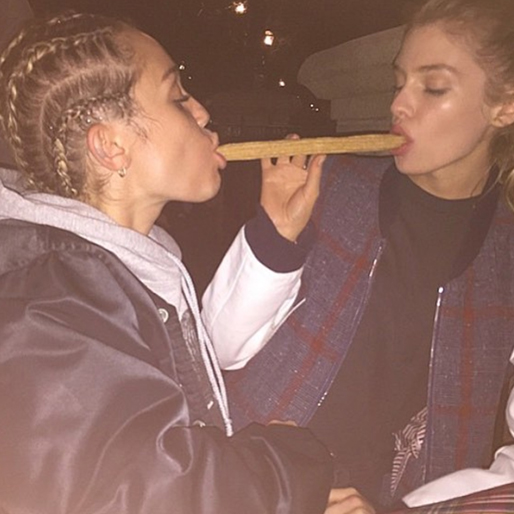 Miley och flickvännen Stella Maxwell äter Churros. Miley och flickvännen Stella Maxwell äter Churros.