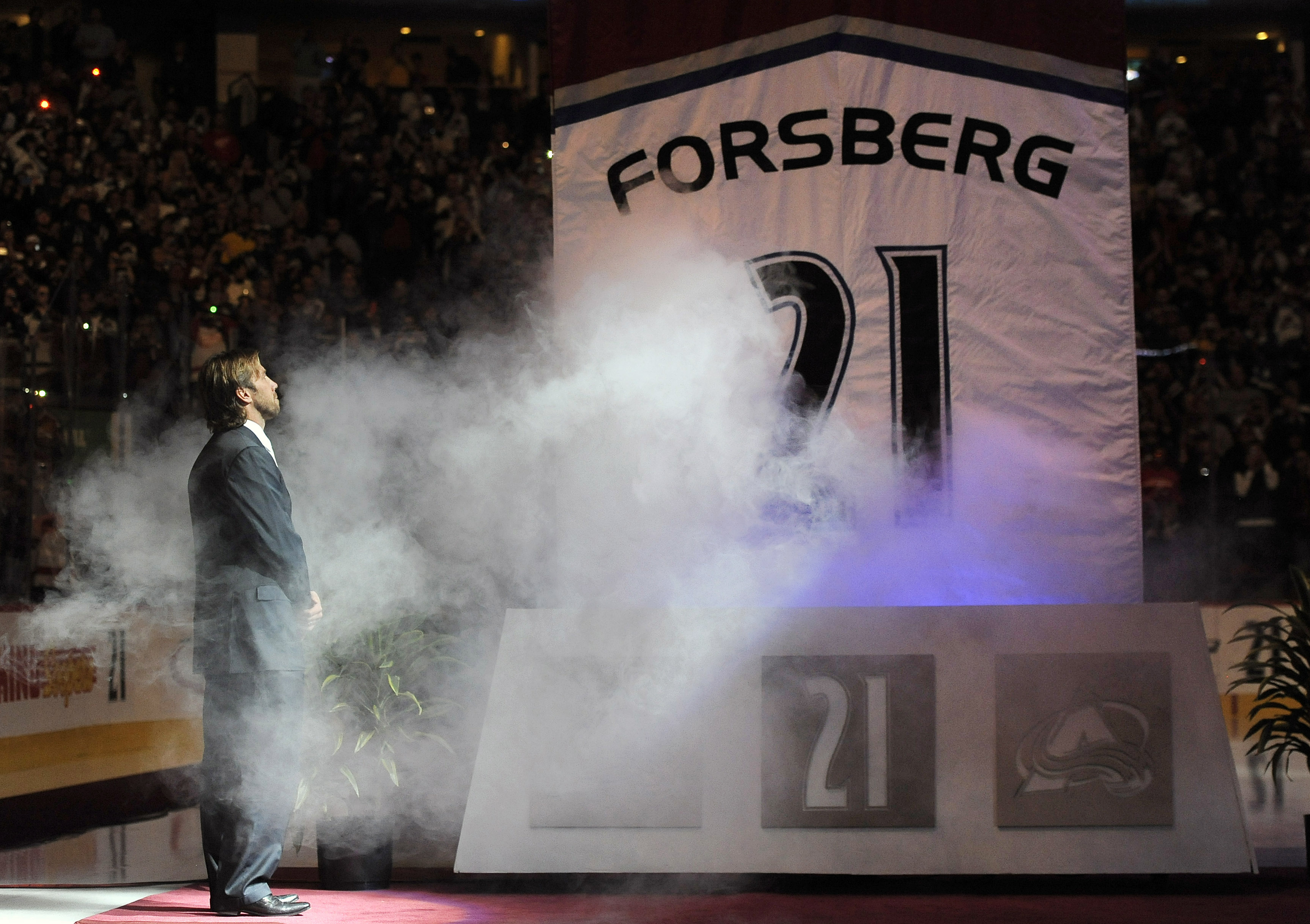 Peter Forsberg hyllades, sedan fick han se sitt gamla lag förlora hemmapremiären.