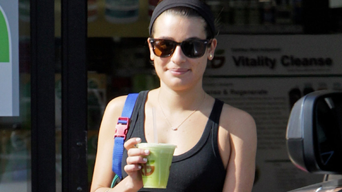 Lea Michele tar en smoothie i farten. 