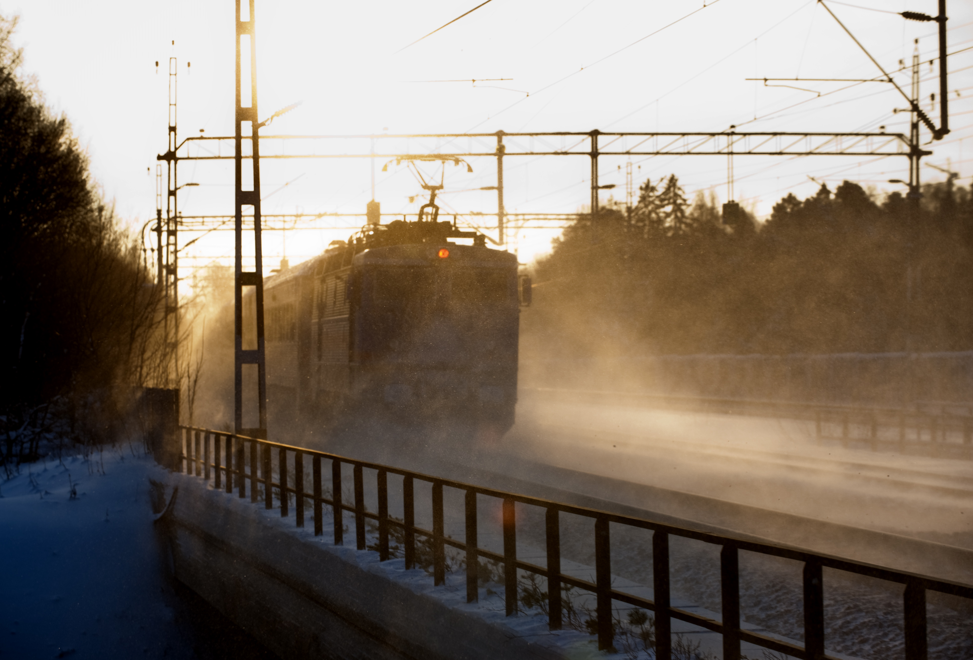 11. Försenade och inställda tåg. SJ eller andra, oavsett vilka som kör tågen lär bli försenade med tanke på väderläget. Vill du inte frysa ihjäl instängd på ett X2000 fem mil utanför Hallsberg - stanna hemma. 11. Försenade och inställda tåg. SJ eller andra, oavsett vilka som kör tågen lär bli försenade med tanke på väderläget. Vill du inte frysa ihjäl instängd på ett X2000 fem mil utanför Hallsberg - stanna hemma.