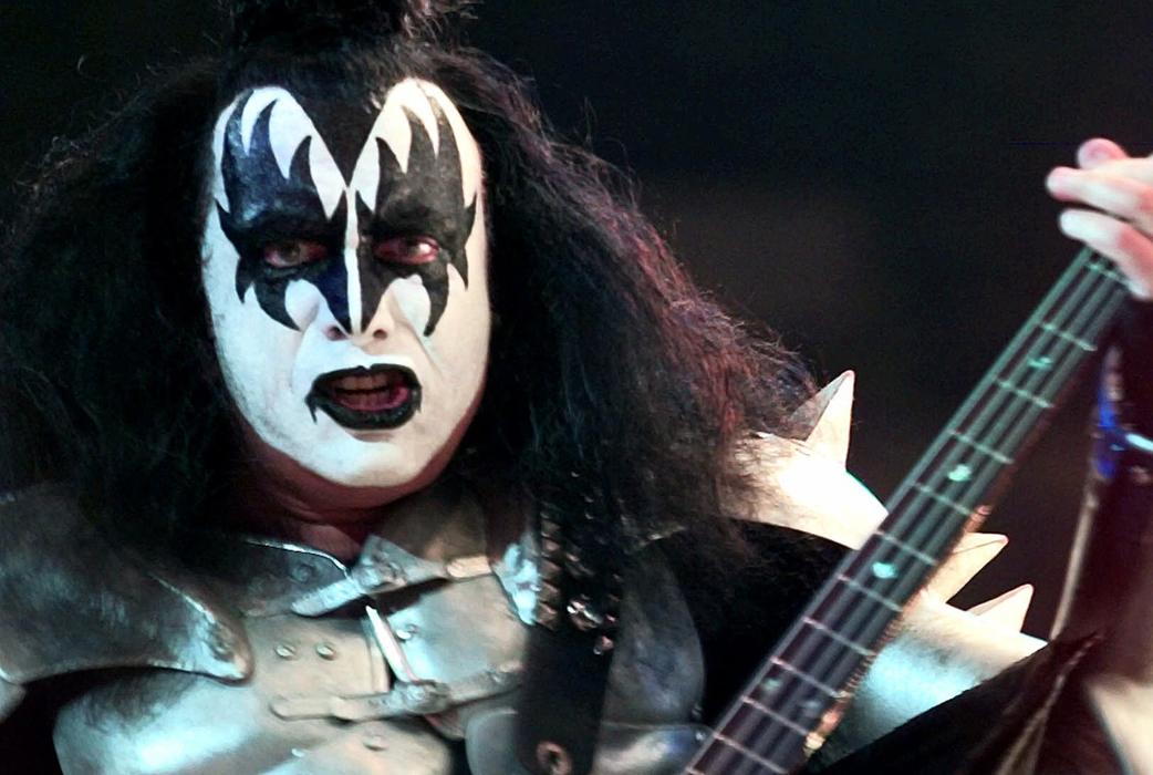 Basisten Gene Simmons i Kiss heter egentligen Chaim Witz. Basisten Gene Simmons i Kiss heter egentligen Chaim Witz.