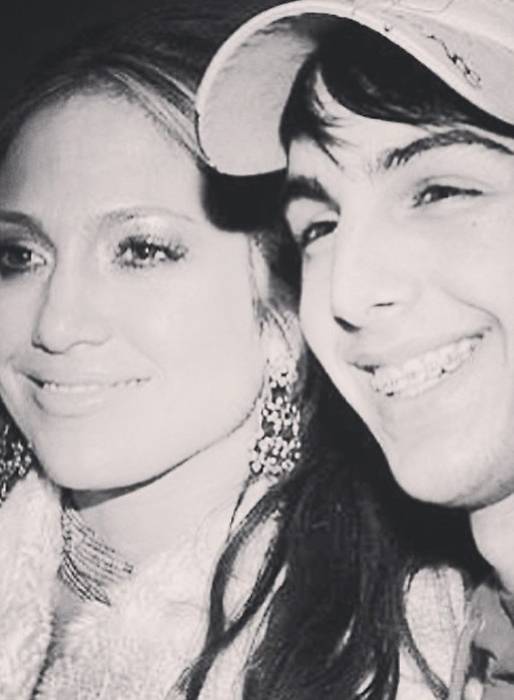 Ja, den här är ju inte jättesvår. Här ser vi Darin och Jennifer Lopez på partaj. Ja, den här är ju inte jättesvår. Här ser vi Darin och Jennifer Lopez på partaj.
