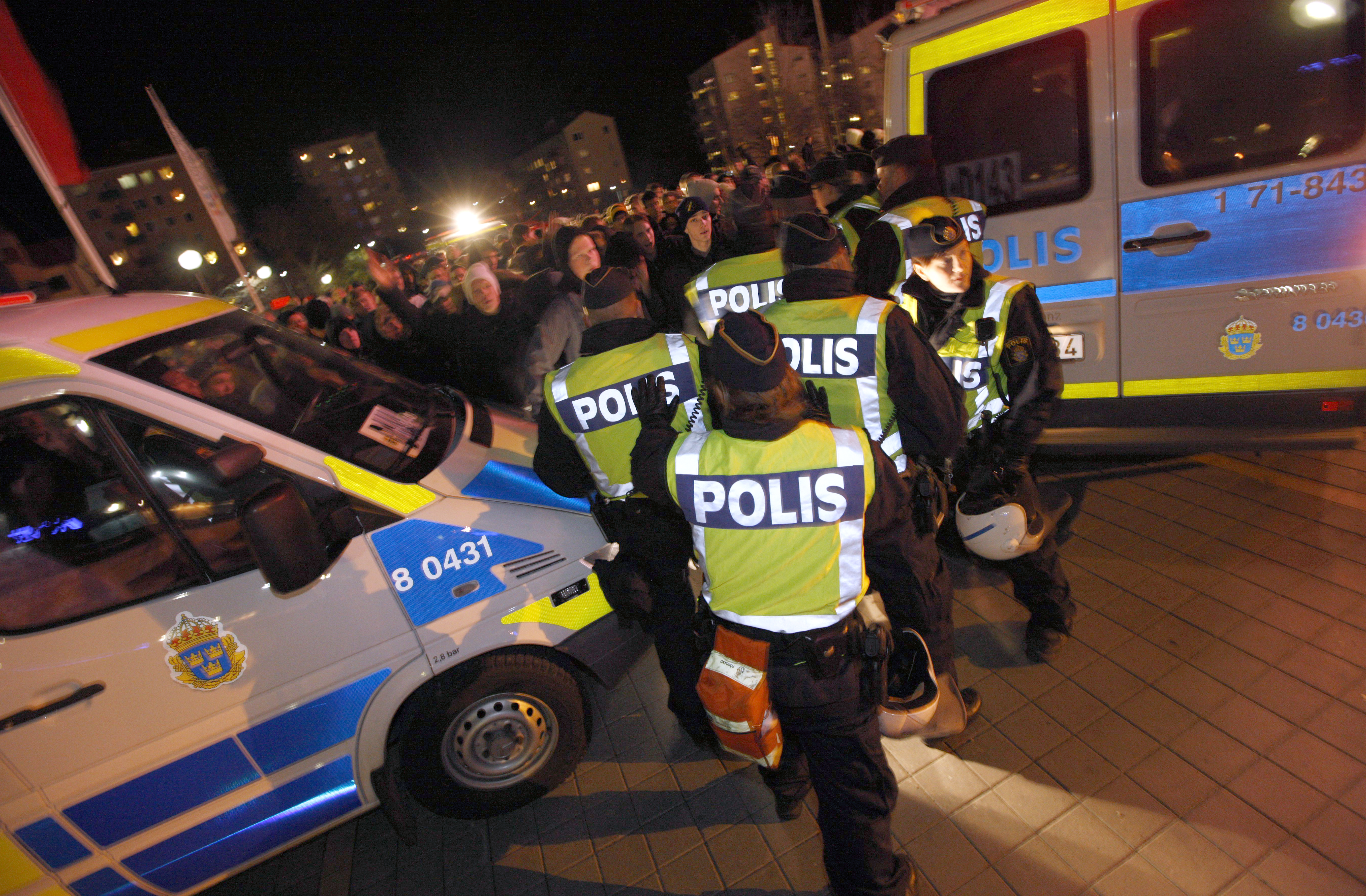 Järnkaminerna har lagt ner sin dialog med polisen efter stöket som omgav Stockholmsderbyt i fredags.