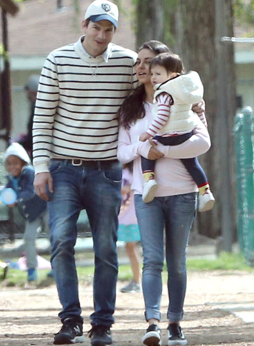 Mila Kunis och Ashton Kutcher tar med sig dottern Wyatt till en lekpark i Beverly Hills. Mila Kunis och Ashton Kutcher tar med sig dottern Wyatt till en lekpark i Beverly Hills.