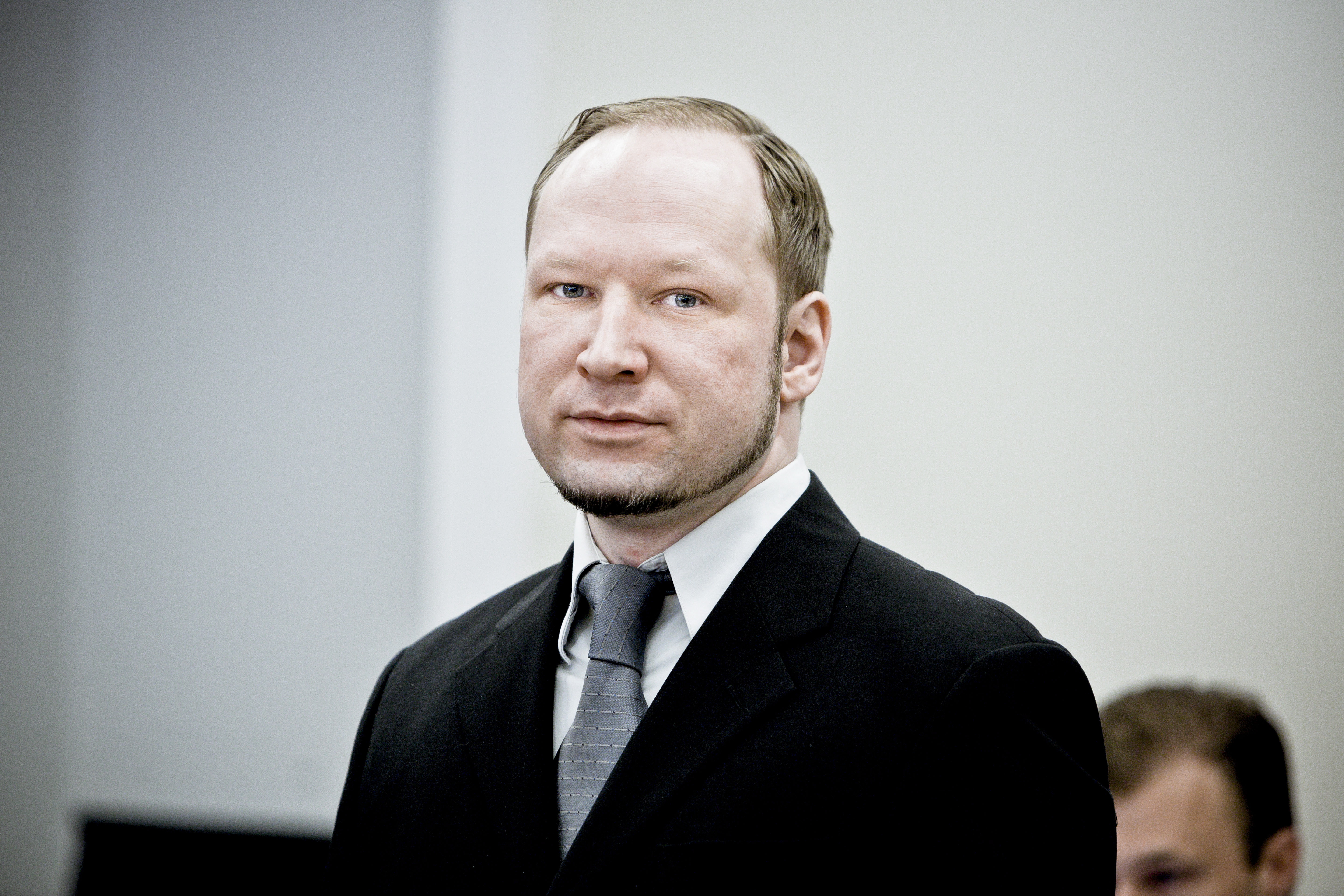 Breivik attackerades under rättegång av en åhörare som kastade en sko. Rättegången är nu pausad.