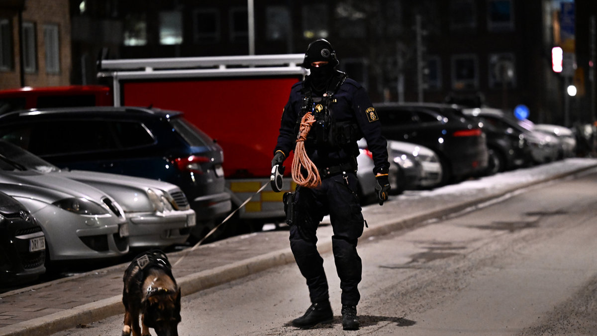 Polis med spårhund söker av området efter det att en man hittats skottskadad i stadsdelen Marieberg på Kungsholmen i Stockholm.