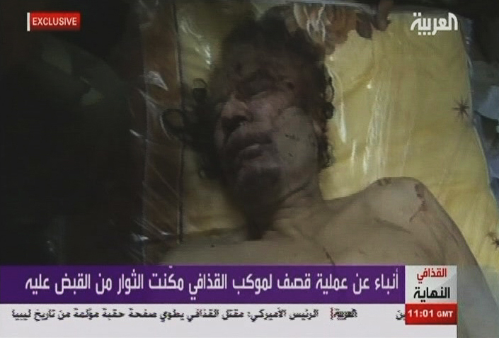 Tevebilder från Al-Arabiya visar upp Muammar Khaddafis döda kropp.