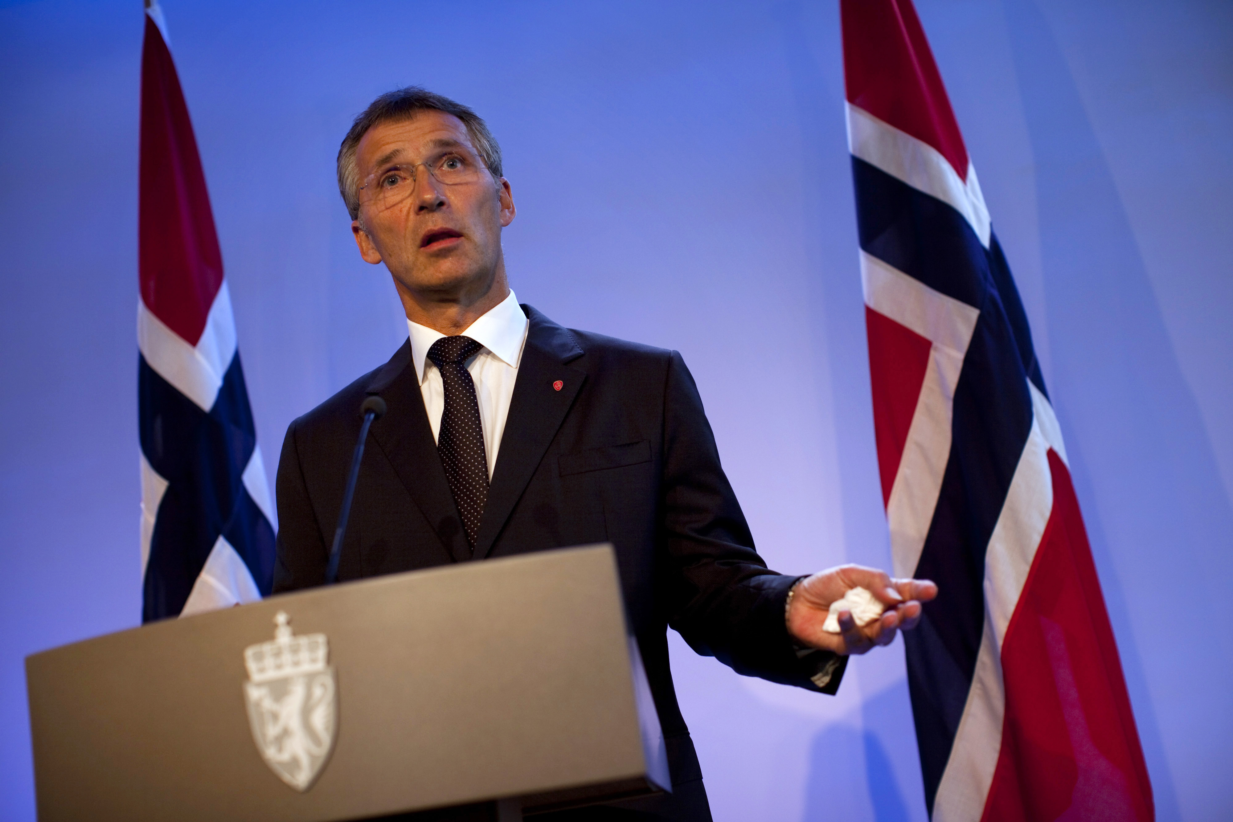 Statsminister Jens Stoltenberg håller tal efter dåden och säger att landet ska bemöta ondskan med "mer demokrati". Statsminister Jens Stoltenberg håller tal efter dåden och säger att landet ska bemöta ondskan med "mer demokrati".