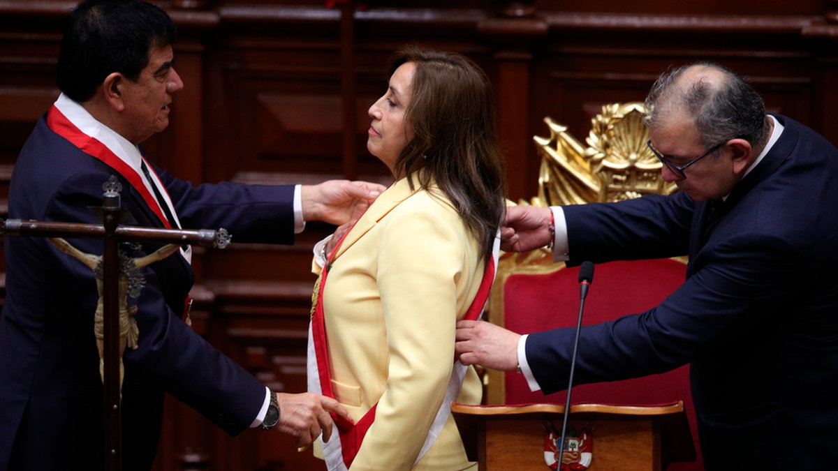 Dina Boluarte svärs in som Perus första kvinnliga president sedan president Pedro Castillo gripits.