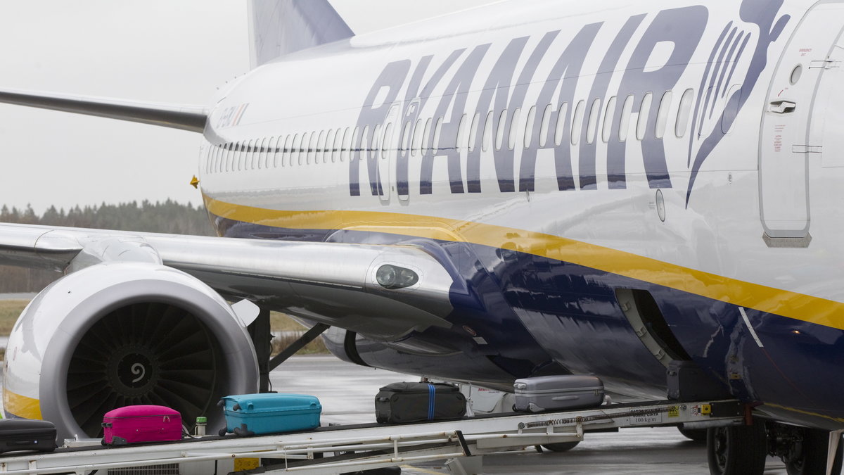 Ryan Air skulle vilja skippa bälten och att resenärerna kan hålla i en stång istället.