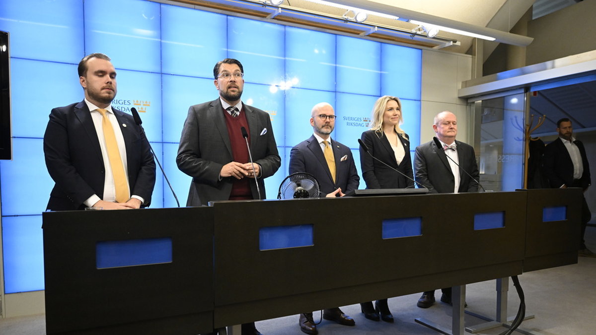 Sverigedemokraternas partiledare Jimmie Åkesson och valberedningens ordförande Mattias Eriksson Falk (till vänster) presenterar partiets EU-kandidater: Charlie Weimers, Beatrice Timgren och Dick Erixon (till höger).
