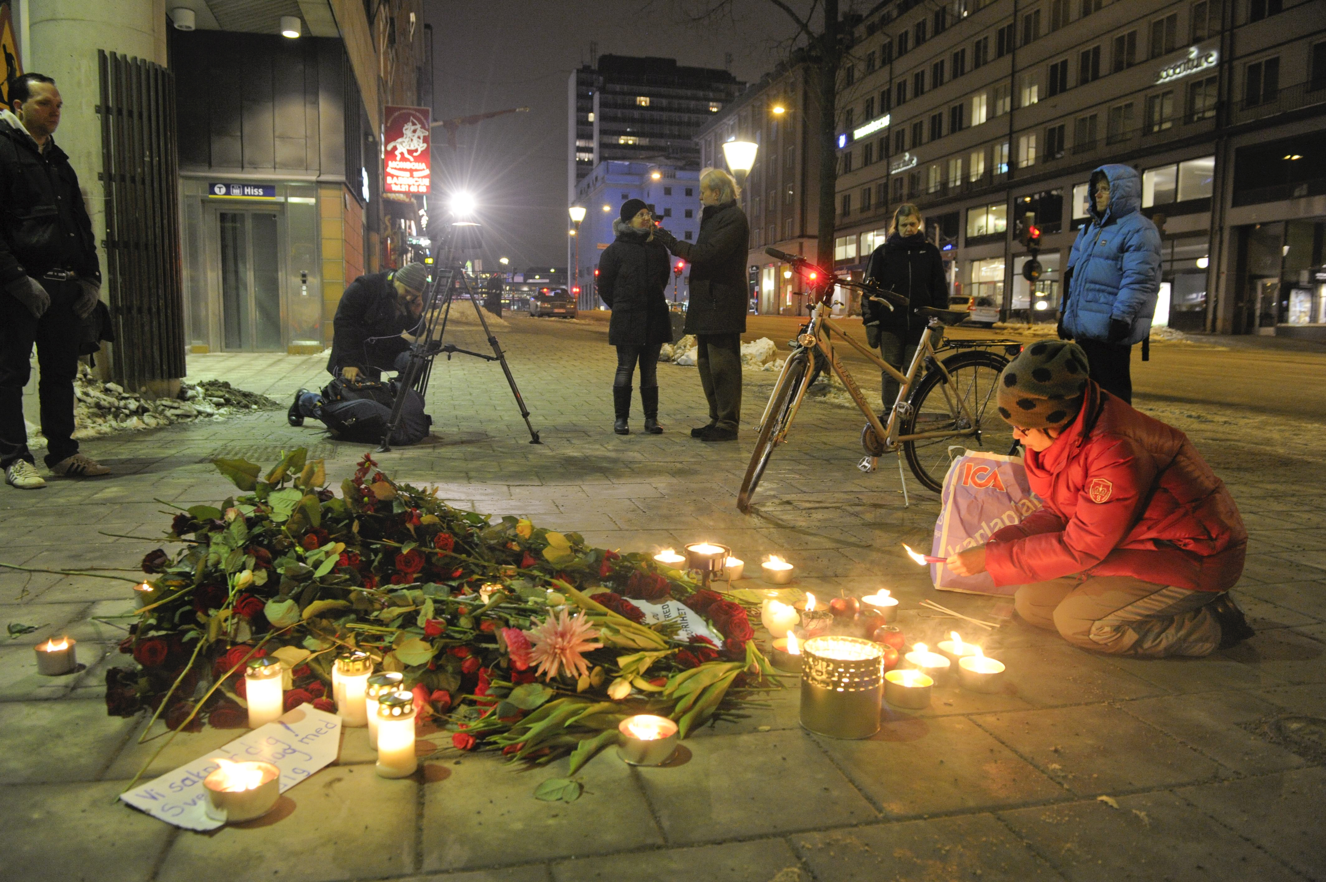Blommoch och värmeljus vid den plats där statsminister Olof Palme mördades på Sveavägen i Stockholm. Bilden är från den 28 februari 2012, på dagen 25 år efter mordet.