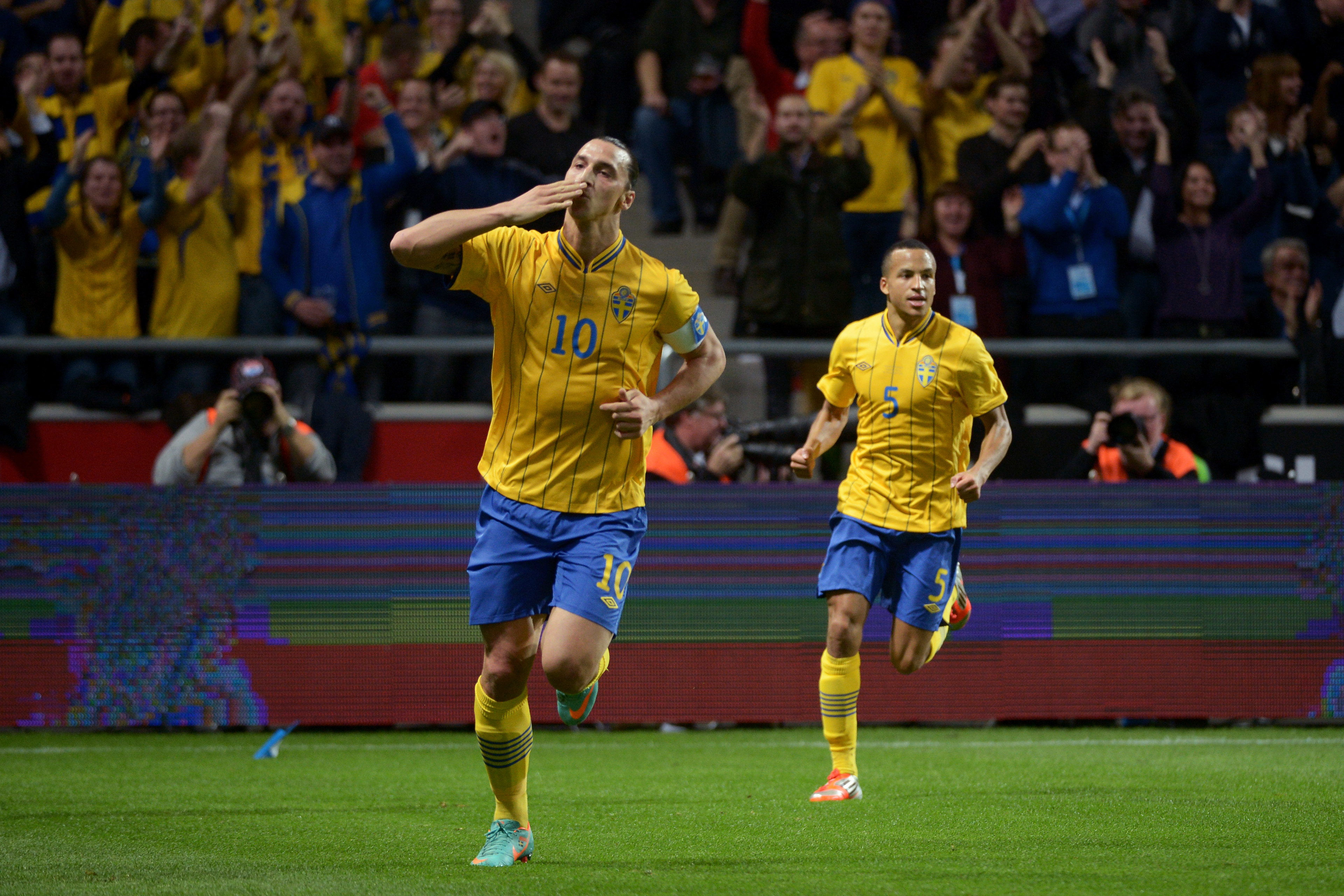 Zlatan invigde Friends Arena med sitt 1–0-mål. Zlatan invigde Friends Arena med sitt 1–0-mål.