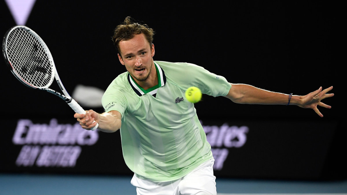 Daniil Medvedev är efter en nästan fem timmar lång kvartsfinal vidare till semifinal i Australian Open.
