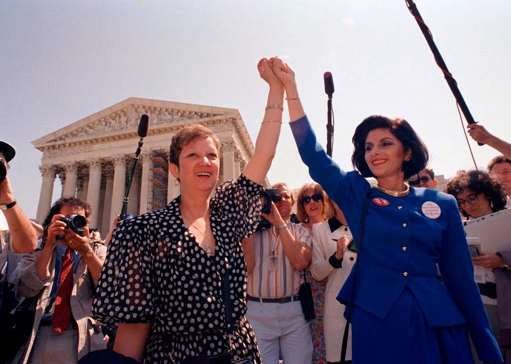 Norma McCorvey, eller 'Jane Roe' som hon blev känd som, tillsammans med advokaten Gloria Allred framför Högsta domstolen i Washington DC efter att ha lyssnat till ett fall om aborträtten från Missouri 1989.