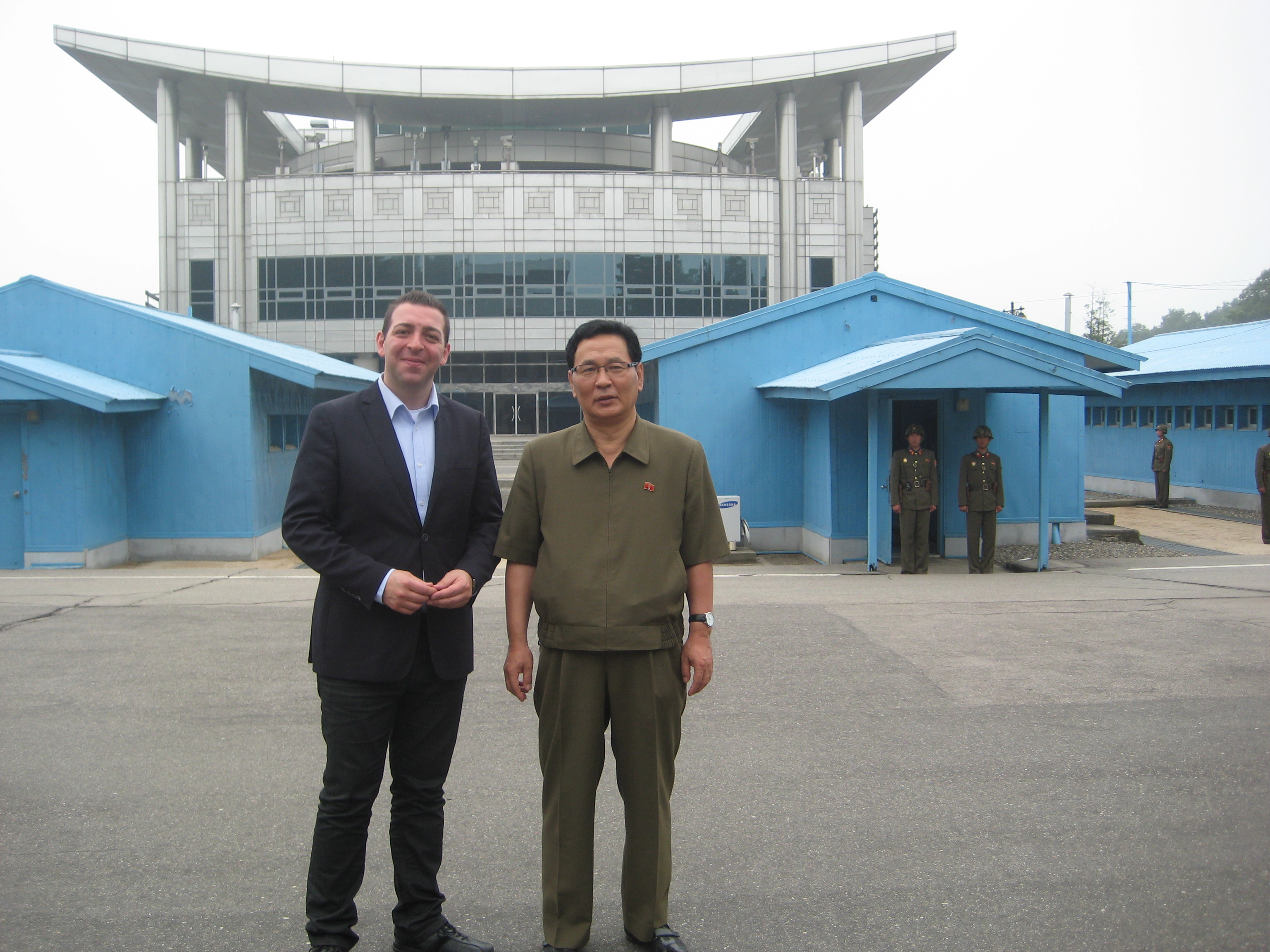 Här poserar Roger Haddad (FP) med Mr Ri, ansvarig för EU-länderna inom det styrande Korea Workers Party som ville ta en bild med mig