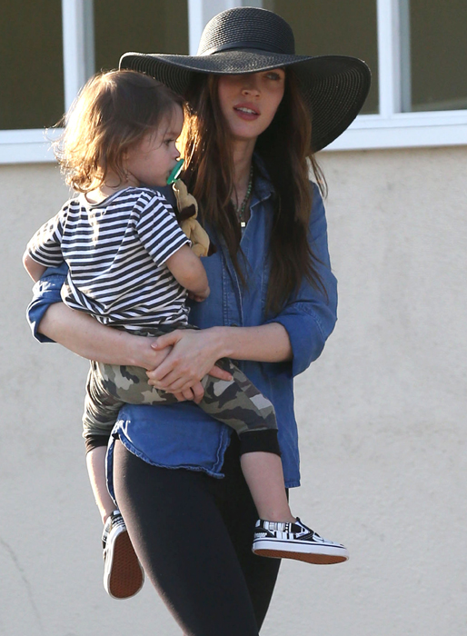 Megan Fox med sin son Noah i famnen. Megan Fox med sin son Noah i famnen.