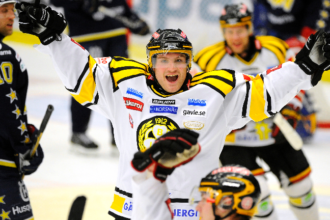 Jonathan Carlsson satte 2-2-målet i Brynäs vinstmatch mot mästarna HV71. Jonathan Carlsson satte 2-2-målet i Brynäs vinstmatch mot mästarna HV71.