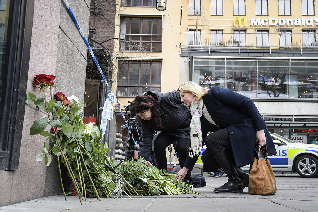 Lämnar gåvor efter terrodådet Kvinnor med blommor