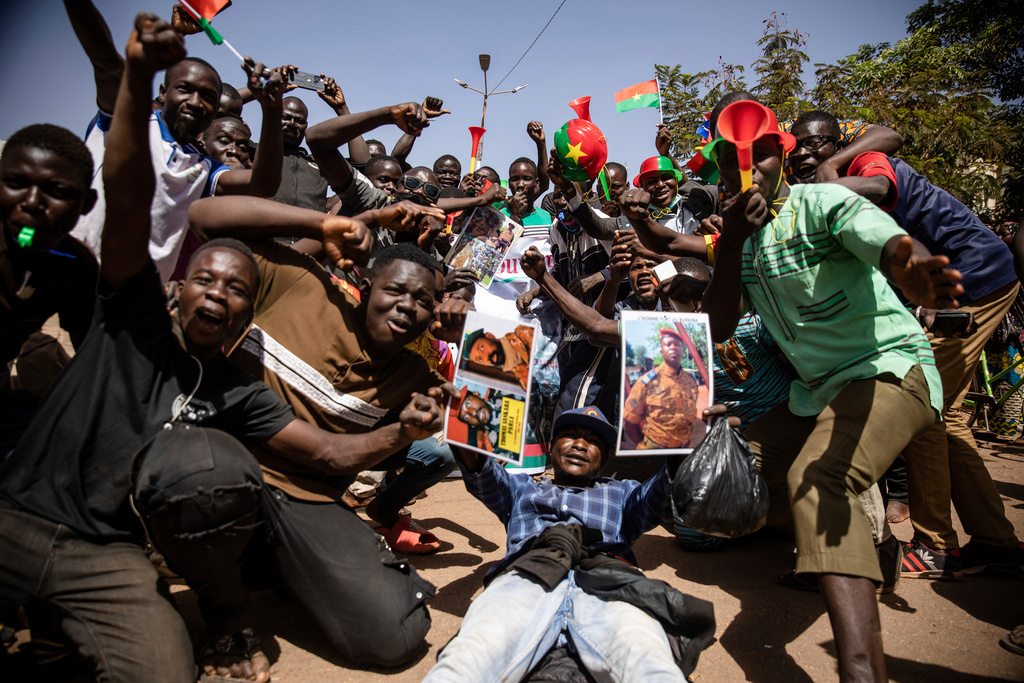 Män som sympatiserar med de militära kuppmakarna firar i Ouagadougou.