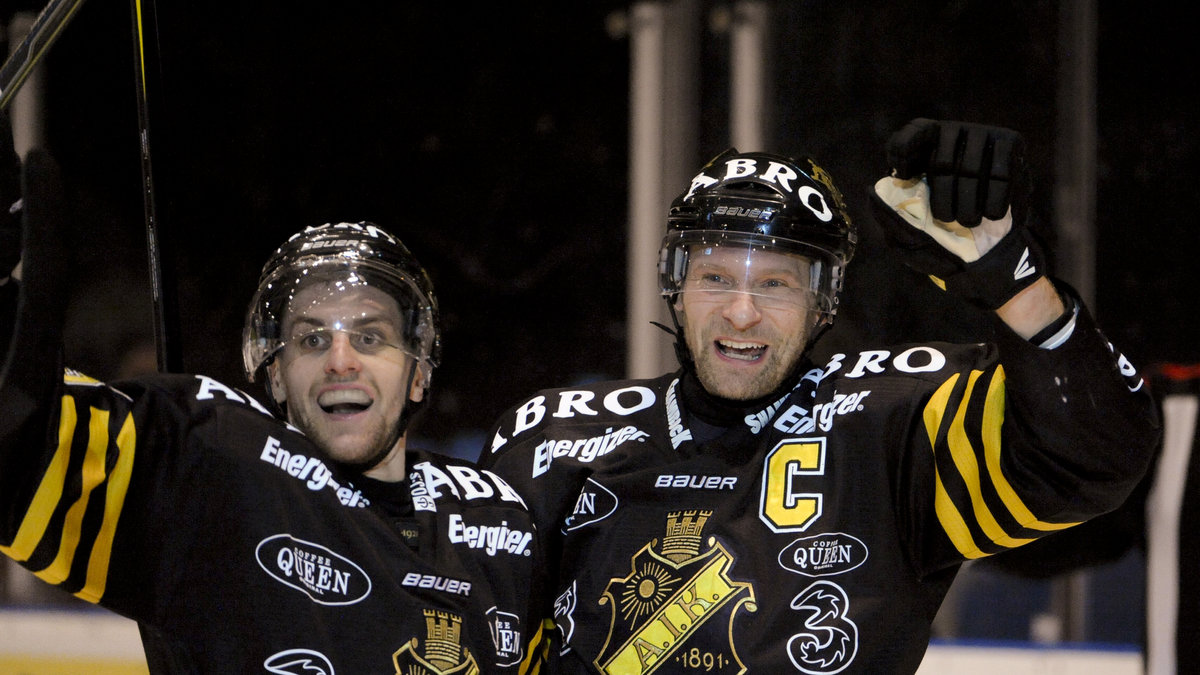 Oscar Steen, vänster, var nog inte ensam om att jubla över lagkaptenen Dick Tärnströms fortsättning i AIK.