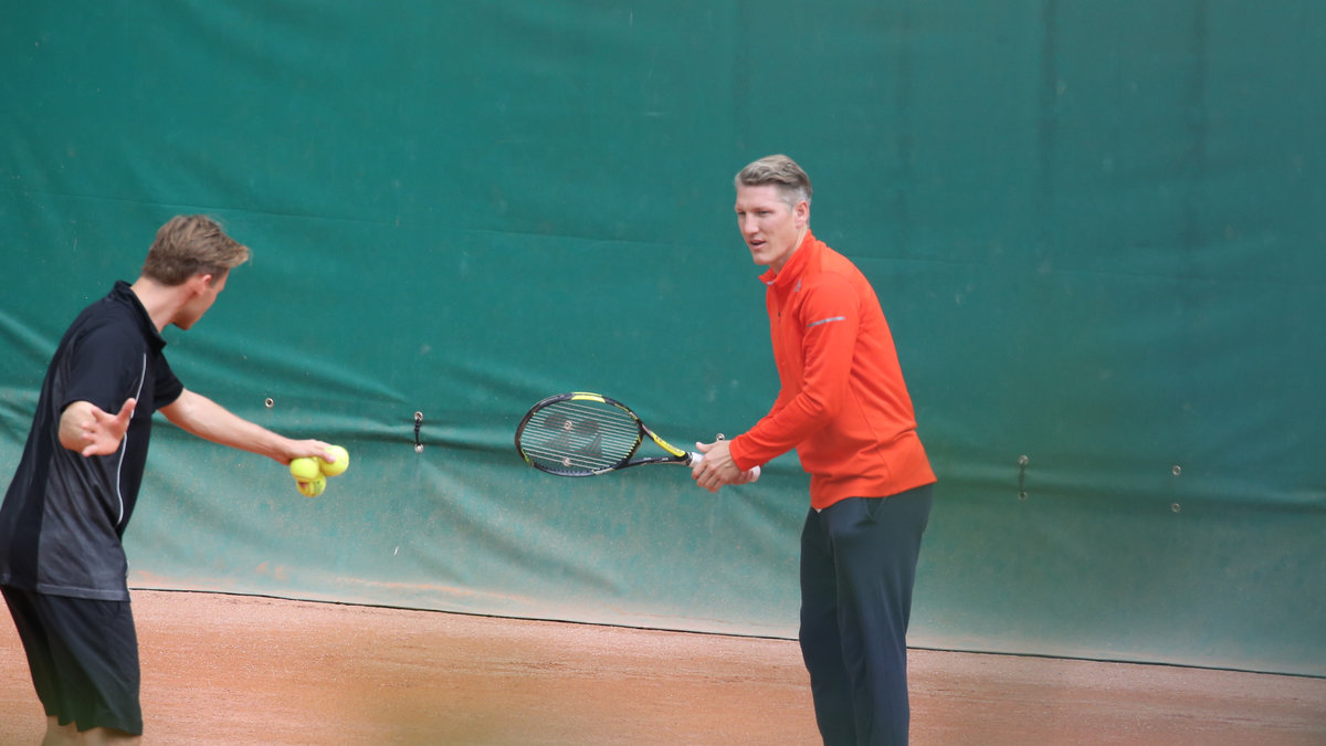 Bastian Schweinsteiger lär sig tennis med sin fru (ej i bild). 