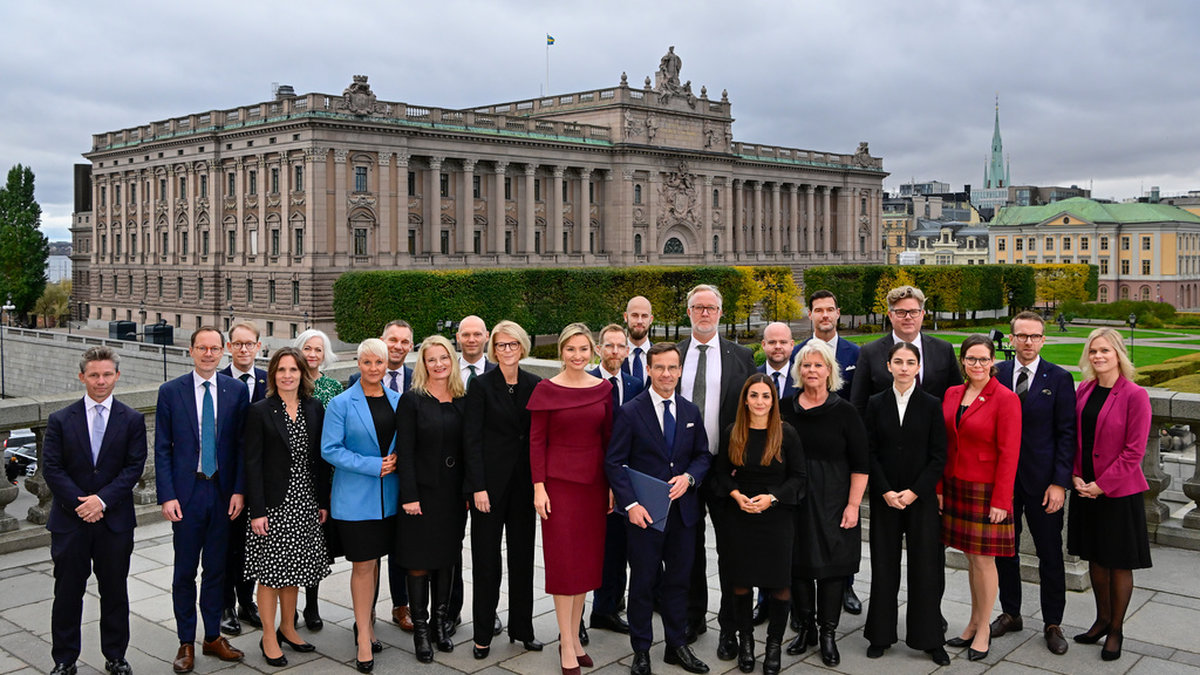 Gruppfotografering av nya regeringen på Lejonbackens terrass vid Stockholms slott med riksdagshuset i bakgrunden. Arkivbild.