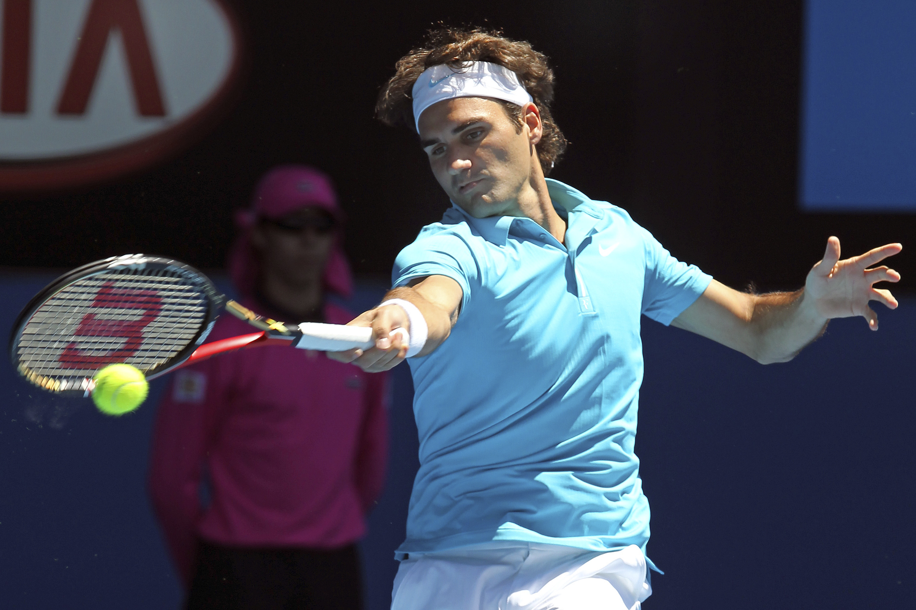 Schweizaren Roger Federer gjorde vad Robin Söderling misslyckades med - att ta sig vidare till andra omgången i Australian Open. 