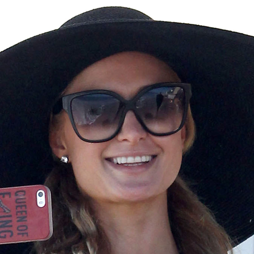 Paris Hilton satsar även hon på stora svarta bågar. Paris Hilton satsar även hon på stora svarta bågar.