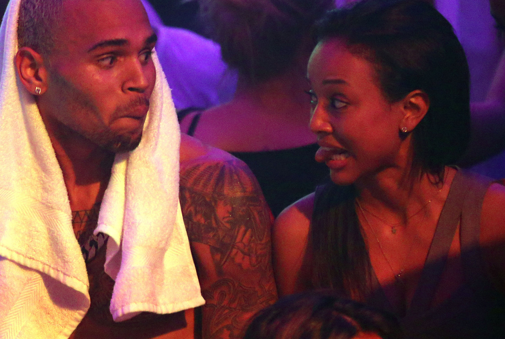 Anledningen till att Chris Brown och Karruche Tran gjorde slut stavas Rihanna. Efter att Chris och Rihanna började dejta igen så fick Tran nog och dumpade Chris via Twitter. Så kan det gå. Anledningen till att Chris Brown och Karruche Tran gjorde slut stavas Rihanna. Efter att Chris och Rihanna började dejta igen så fick Tran nog och dumpade Chris via Twitter. Så kan det gå.