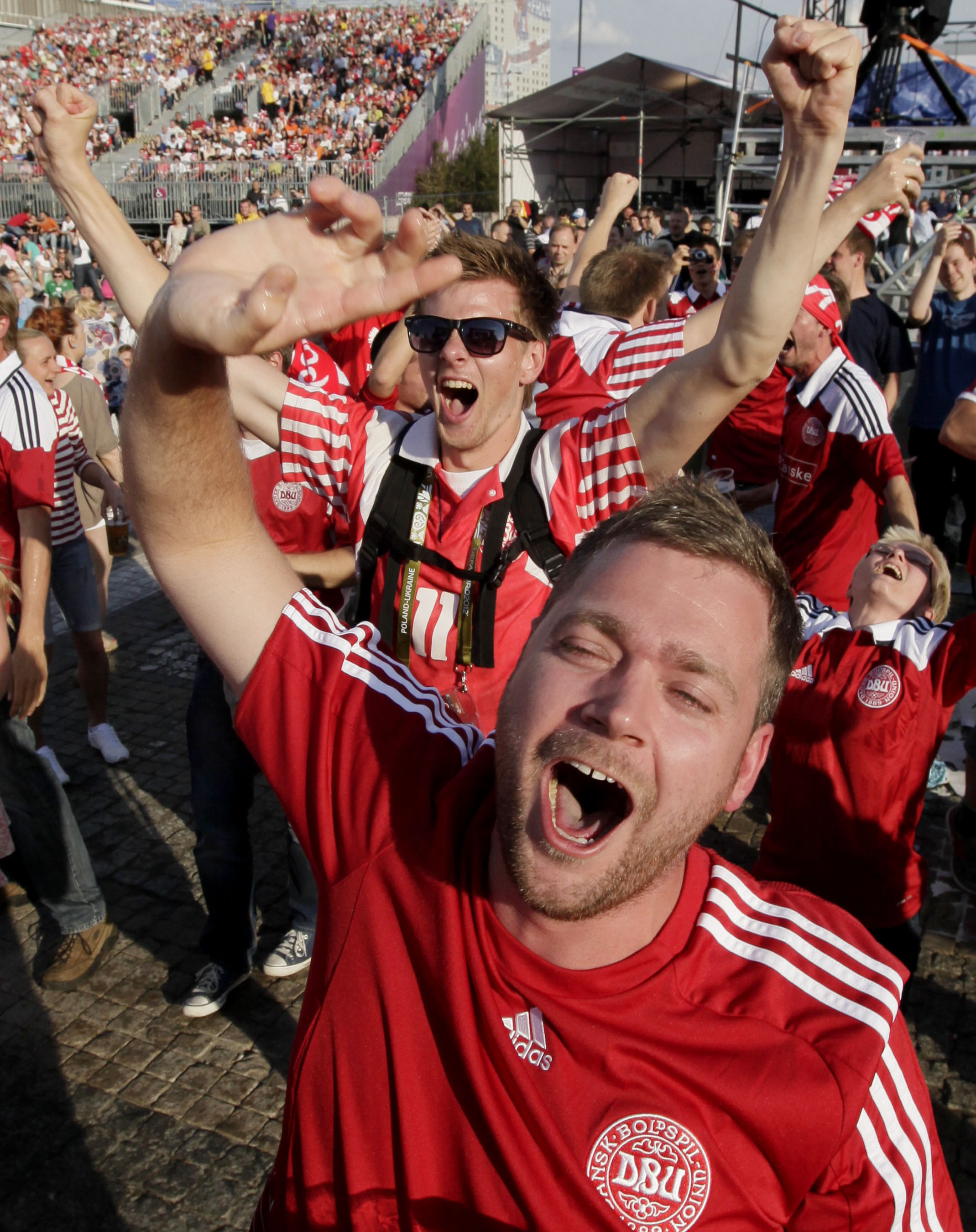 Dansk supporter skriker ut sin glädje efter matchen.