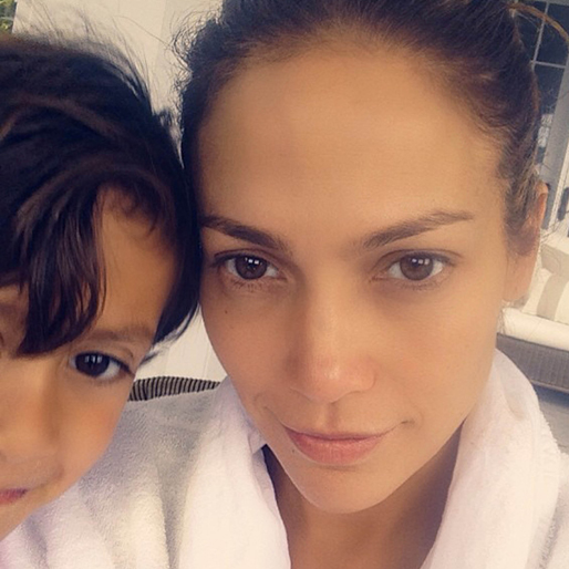 Jennifer Lopez bjuder på en osminkad selfie och blir fotobombad av sin son. Jennifer Lopez bjuder på en osminkad selfie och blir fotobombad av sin son.